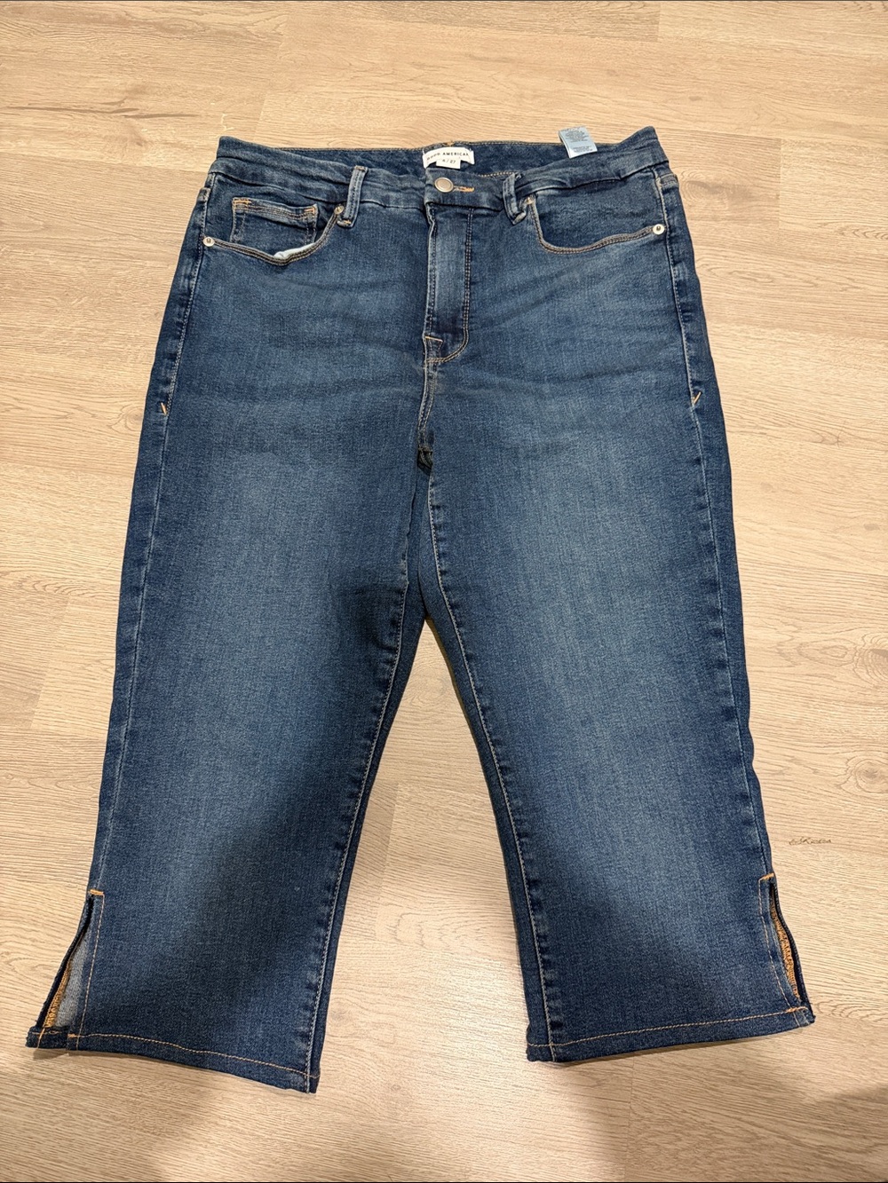Good American good legs capris